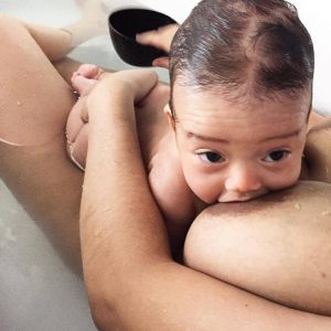 Puedo bañar a mi bebé en la ducha conmigo? – Mami Obstetra