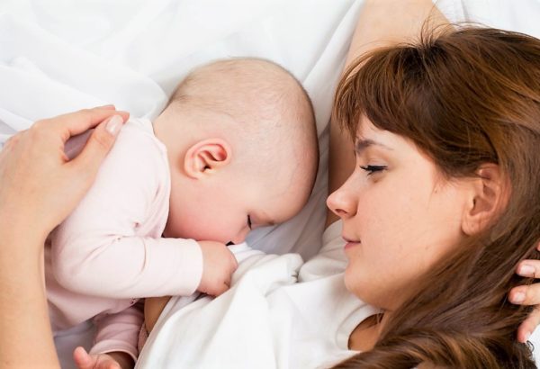 ¿Dar de lactar acostada puede causarle otitis a mi bebé?